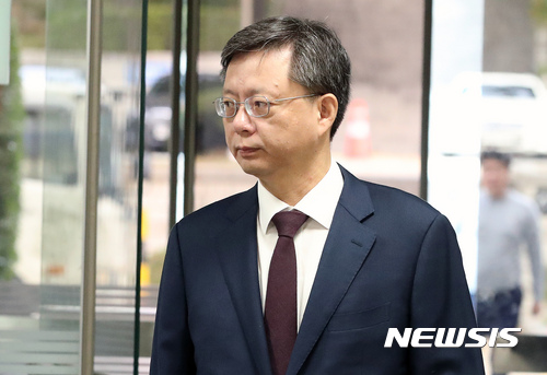 【서울=뉴시스】국정농단 방조 혐의로 기소된 우병우 전 청와대 민정수석이 13일 오전 서울 서초구 서울중앙지방법원에서 열린 16차 공판에 출석하고 있다.