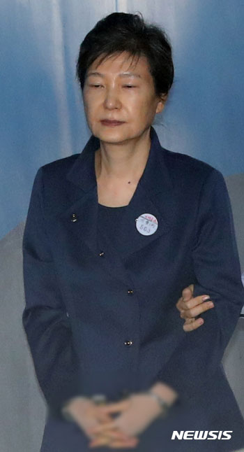 【서울=뉴시스】박근혜 전 대통령이 13일 오전 서울 서초구 서울중앙지방법원에서 열린 국정농단 사건 80차 공판에 출석하고 있다. 16일 자정까지인 박근혜 전 대통령에 대한 구속기간의 연장 여부는 이날 결정된다. 2017.10.13.