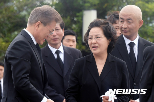 【김해=뉴시스】사진공동취재단 = 문재인 대통령이 23일 오후 경남 김해시 진영읍 봉하마을 대통령 묘역에서 노무현 전 대통령 서거 8주기 추도식을 마치고 참배한 후 노 전 대통령 부인 권양숙 여사와 대화하고 있다. 2017.05.23.