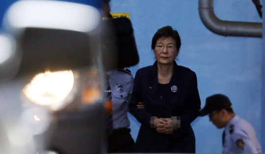 박근혜 전 대통령이 구속 연장 후 첫 공판을 마친 16일 오전 서울중앙지법을 나서고 있다. 박 전 대통령은 이날 공판에서 “법치의 이름을 빌린 정치 보복은 저에게서 마침표가 찍어졌으면 한다”는 심경을 밝혔다.  연합뉴스