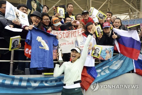 중국 팬들과 함께 우승을 자축하는 샤라포바. [AP=연합뉴스]