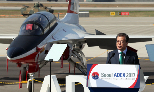 문재인 대통령이 17일 오전 서울공항에서 열린 ‘서울 국제 항공우주 및 방위산업 전시회(서울 ADEX) 2017’ 개막식에 참석해 축사를 하고 있다. 연합뉴스