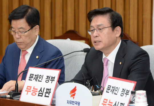 정우택(오른쪽) 자유한국당 원내대표가 17일 오전 국회에서 열린 국정감사대책회의에서 모두발언을 하고 있다.