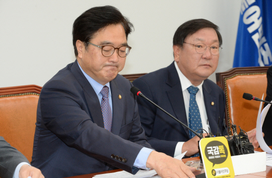 우원식(왼쪽) 더불어민주당 원내대표가 17일 오전 국회에서 열린 원내대책회의에서 모두발언을 준비하고 있다.