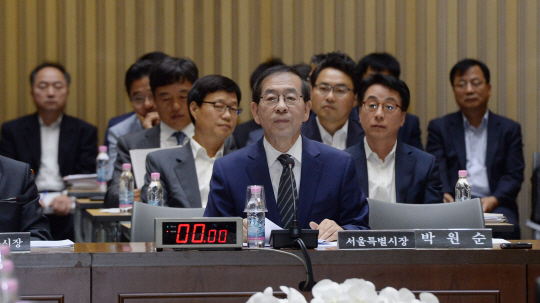 17일 오전 서울 중구 서울시청에서 열린 국회 행정안전위원회의 서울시에 대한 국정감사에서 박원순 서울시장이 위원들의 질의를 듣고 있다.
