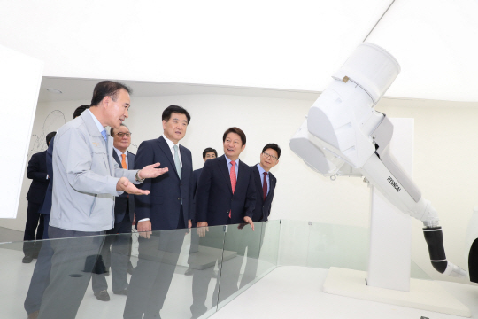 지난 9월 30일 대구 달성군 현풍면 대구테크노폴리스 현대로보틱스 본사 신제품 전시장에서 윤중근(왼쪽부터) 현대로보틱스 대표, 권오갑 현대중공업 부회장, 권영진 대구시장, 진영환 대구상공회의소 회장이 로봇 등을 둘러보고 있다.