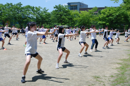 대구 논공중 학생들이 학교 스포츠 클럽 활동으로 국학기공을 수련하고 있다. 논공중은 이 활동을 통해 지난해 ‘학교폭력 제로’ 학교로 선정됐다.  대한국학기공협회 제공