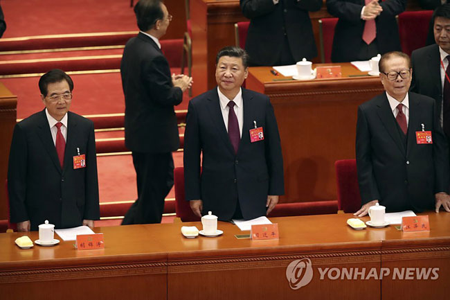 (베이징 AP=연합뉴스) 중국의 시진핑(가운데) 국가주석과 장쩌민(오른쪽), 후진타오(왼쪽) 전 국가주석이 18일(현지시간) 베이징 인민대회당에서 열린 제19차 중국 공산당 전국대표회의(당대회) 개막식에 참석, 나란히 단상에 서 있다. 장쩌민과 후진타오 전 주석은 시진핑 주석의 집권 2기를 여는 이날 당대회에 참석함으로써 건재를 과시했다.