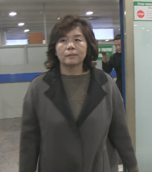 최선희 북한 외무성 북미국장이 17일 러시아 모스크바 셰레메티예보 국제공항에 도착해 입국장을 빠져 나오고 있다.  연합뉴스