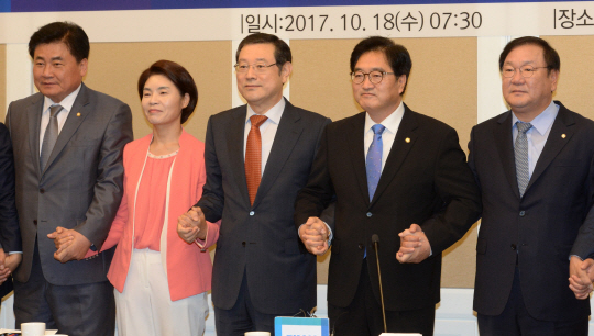 18일 오전 서울 영등포구 여의동 국회 귀빈식당에서 열린 ‘일자리 정책 5년 로드맵 당·정·청 협의’에 앞서 이용섭(왼쪽 세 번째) 일자리위원회 부위원장, 우원식(왼쪽 네 번째) 더불어민주당 원내대표 등이 기념 촬영을 하고 있다.