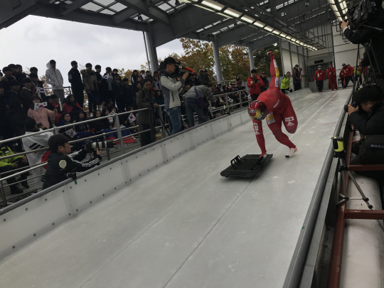 윤성빈(강원도청)이 18일 오전 강원 평창군 알펜시아슬라이딩센터에서 열린 실전 테스트 1차 시기에서 함차게 스타트하고 있다.