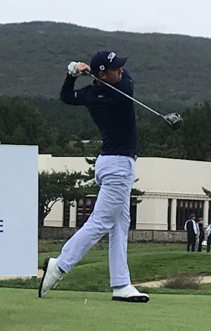 저스틴 토머스가 18일 오전 제주 나인브릿지 골프클럽에서 열린 PGA투어 CJ컵@나인브리지스 프로암 10번 홀에서 드라이브 샷을 하고 있다.  CJ컵 대회운영본부 제공