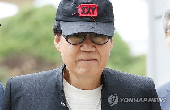 (서울=연합뉴스)  ‘그림 대작(代作)’ 사건으로 기소된 가수 조영남씨가 18일 오후 서울중앙지법에서 열리는 선고 공판에 출석하고 있다.