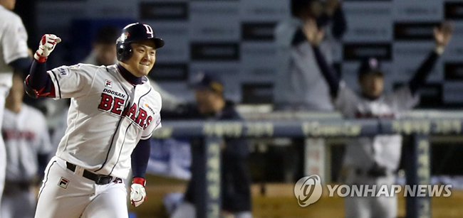 (서울=연합뉴스) 18일 오후 서울 잠실야구장에서 열린 2017 KBO 포스트시즌 플레이오프 NC와 두산의 2차전 경기. 6회말 무사 만루 때 두산 최주환이 만루홈런을 치고 1루를 지나가고 있다.