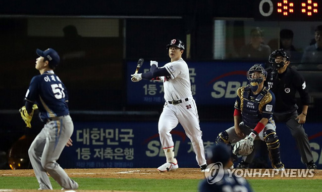 (서울=연합뉴스) 18일 오후 서울 잠실야구장에서 열린 2017 KBO 포스트시즌 플레이오프 NC와 두산의 2차전 경기. 3회말 2사 1, 3루 때 두산 김재환이 동점 홈런을 치고 있다.