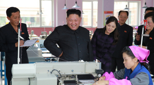 김정은 북한 노동당 위원장과 부인 리설주가 평양시 만경대 구역의 류원 신발공장을 현지 지도했다고 19일 조선중앙통신이 보도했다. 연합뉴스