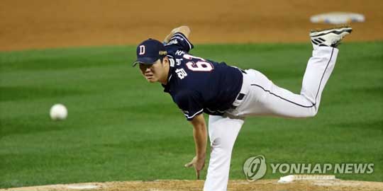 (창원=연합뉴스) 20일 오후 경남 창원 마산야구장에서 열린 2017 프로야구 플레이오프 3차전 두산 베어스와 NC 다이노스의 경기. 4회말 교체된 두산 함덕주가 역투하고 있다. 2017.10.20