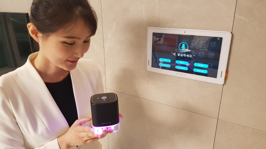 주거문화 르네상스를 선도해 온 삼성물산이 자체 개발한 음성인식 기술을 분양아파트 단지에 순차적으로 적용하고 있는 가운데 서울 서초구 반포동 ‘래미안 서초 에스티지S’ 아파트에서 모델이 사물인터넷(IoT) 홈패드를 시연하고 있다.