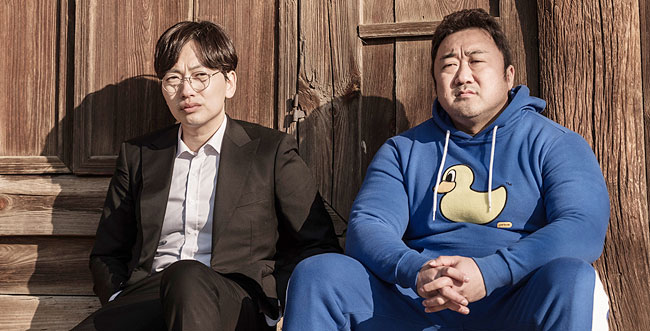 ‘부라더’에서 마동석(오른쪽)은 코믹한 모습과 진한 감정 연기를 조화롭게 펼쳐보인다.