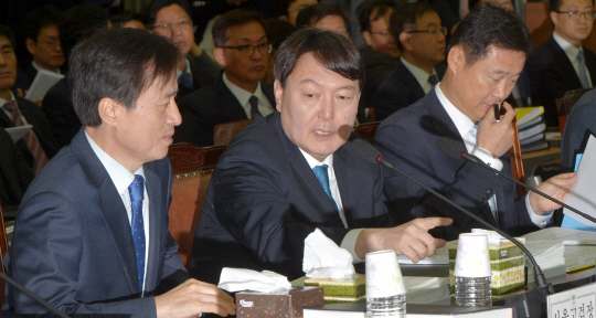 23일 오전 서울고검에서 열린 국회 법제사법위원회 국정감사에서 조은석(왼쪽) 서울고검장과 윤석열(가운데) 서울중앙지검장이 이야기를 나누고 있다.    김낙중 기자 sanjoong@