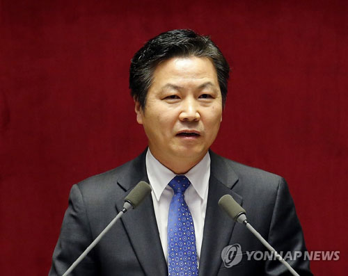 (서울=연합뉴스) 더불어민주당 홍종학 의원이 28일 밤 국회 본회의장에서 테러방지법 저지를 위해 무제한 토론을 시작하고 있다. 2016.2.28