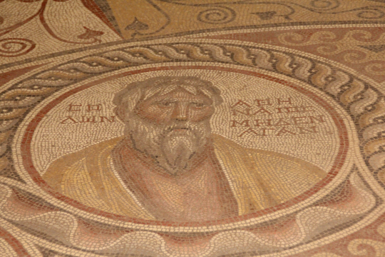 BC 594년 무일푼 평민에게도 투표권을 부여한 민주주의의 상징 정치인인 솔론. 레바논 베이루트 국립박물관에 로마시대 모자이크 형태로 얼굴이 남아있다.