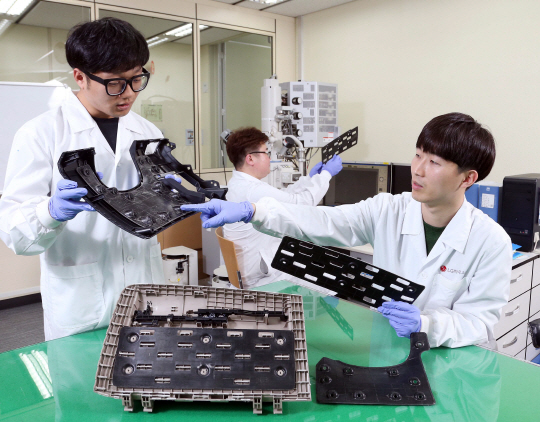 LG하우시스 연구원들이 자동차 경량화 부품을 검수하고 있다.