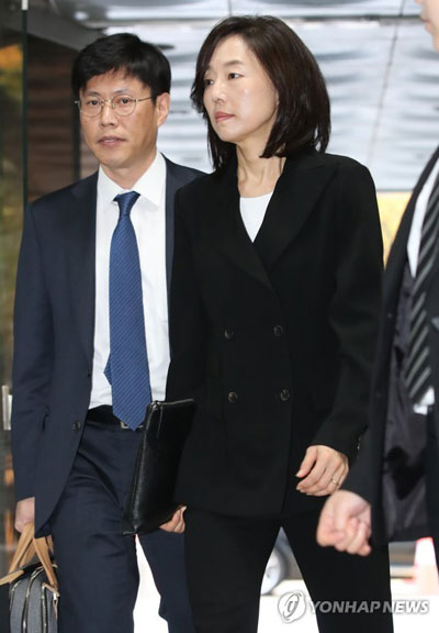 (서울=연합뉴스) 문화·예술계 지원배제 명단인 이른바 ‘블랙리스트’ 사건으로 기소된 조윤선 전 문화체육관광부 장관이 24일 오전 서울 서초구 서울고등법원에서 열린 항소심 2회 공판에 출석하며 법정으로 향하고 있다. 2017.10.24