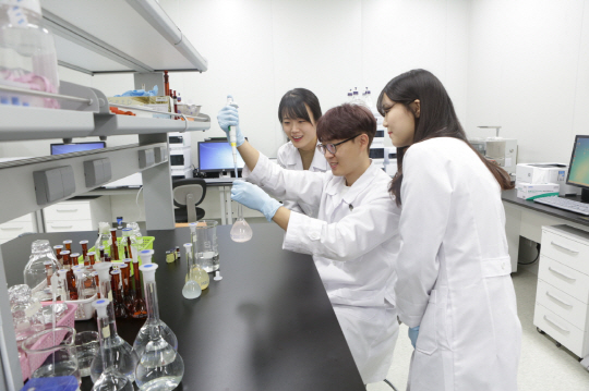 23일 충북 청주시 흥덕구 오송읍 LG화학 생명과학사업본부(옛 LG생명과학)의 바이오 공장 1동 3층에서 검수(QC) 담당 직원들이 바이오 의약품의 정밀 분석에 앞서 샘플을 채취하고 있다.