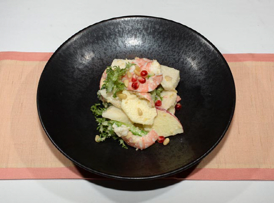 대하의 붉은 살점이 식욕을 돋우는 대하잣즙무침. 실제 맛을 보면 새콤달콤하면서 고소한 맛에 대하 살점의 쫄깃함까지 더해져 먹는 즐거움을 만끽하도록 해 준다.   김호웅 기자 diverkim@