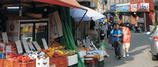 서울 용산구 신흥로의 ‘해방촌 오거리’ 인근 신흥시장 전경. 진열된 상품이나 간판만 보면 영락없이 지방 소도시 재래시장이다. 김동훈 기자 dhk@