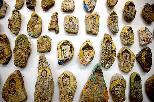 미황사 누각인 자하루에 들여놓은 미술관에 걸린 조병연 작가의 ‘천불’. 다양한 모양의 1000개 돌에다 부처를 그렸다.