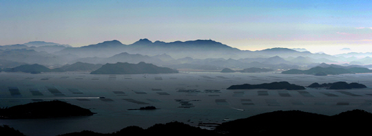 이른 아침 전남 진도의 첨찰산(485m) 정상에서 바라본 해남 일대의 모습. 먹을 찍어 농담으로 그려낸 한 폭의 수묵화를 보는 듯하다. 바다 너머로 두륜산과 달마산이 그려내는 선이 뚜렷하다. 이날 첨찰산에서는 제주 한라산까지 뚜렷하게 보였다.