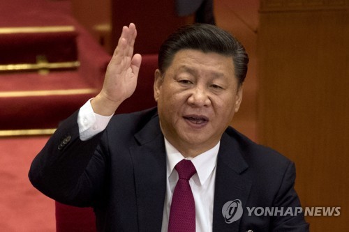 24일(현지시간) 중국 베이징 인민대회당에서 열린 중국 공산당 제19차 전국대표대회(당대회) 폐막식에서 시진핑 국가주석이 ‘시진핑 사상’이 포함된 당장(黨章ㆍ당헌) 개정안에 대해 손을 들어 찬성을 표시하고 있다. [AP=연합뉴스 자료사진]