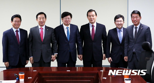 【서울=뉴시스】20일 오전 서울 여의도 국회 의원회관 제3간담회의실에서 열린 보수대통합 추진 자유한국당-바른정당 3선 의원 모임에 참석한 의원들이 기념촬영을 하고 있다.  왼쪽부터 자유한국당 이철우 김성태 의원, 바른정당 이종구 의원, 한국당 홍문표 의원, 바른정당 김용태 황영철 의원. 2017.10.20.