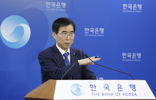 정규일 한국은행 경제통계국장이 26일 오전 서울 중구 한국은행에서 2017년 3분기 실질 국내총생산(GDP) 미디어 설명회를 하고 있다. 한국은행은 이날 3분기 GDP가 392조672억 원(계절조정계열 기준)으로 2분기보다 1.4% 증가했다고 밝혔다.