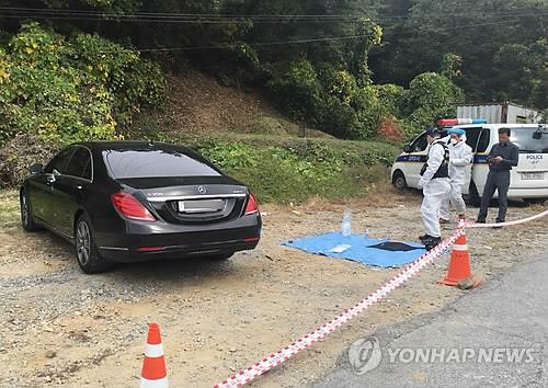 (서울=연합뉴스) 윤송이 엔씨소프트 사장의 부친이자 김택진 대표의 장인이 양평군의 자택 인근에서 숨진 채 발견된 26일 경찰이 사건 현장을 감식하고 있다. 2017.10.26 [독자제공=연합뉴스]