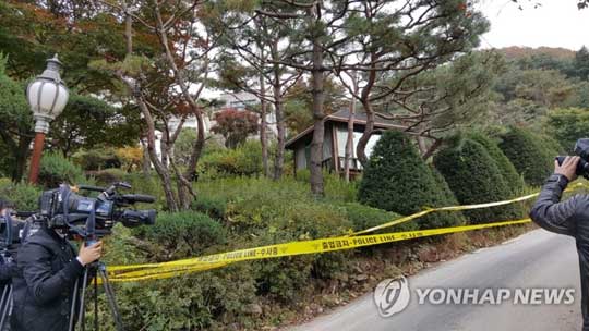 (양평=연합뉴스) 윤송이 엔씨소프트 사장의 부친(68)이 26일 오전 경기도 양평군 자택 인근에서 숨진 채 발견돼 경찰이 수사에 나섰다. 사진은 출입이 통제된 숨진 윤씨 자택(흰 건물) 주변.