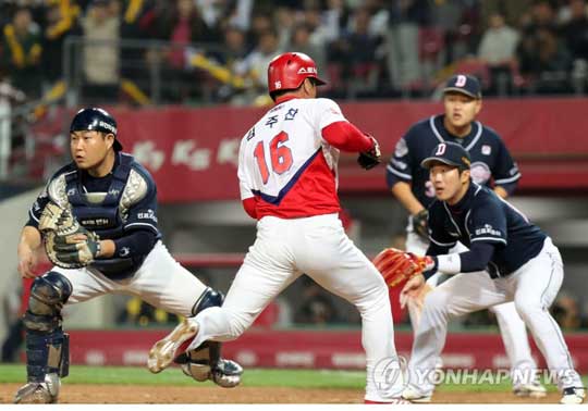 (광주=연합뉴스) 26일 오후 광주광역시 북구 광주-KIA 챔피언스필드에서 열린 2017 타이어뱅크 KBO리그 한국시리즈 2차전 두산 베어스와 KIA 타이거즈의 경기. KIA 김주찬이 8회말 나지완의 3루수 앞땅볼때 협살 에러를 틈타 홈으로 대시 세이프되고 있다. 2017.10.26