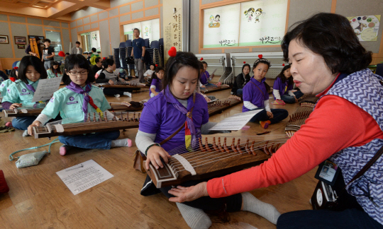 지난 16일 경북 고령군 대가야읍 쾌빈3리 가얏고마을 문화관에서 농촌체험여행에 참가한 학생들이 가야금 지도사의 설명에 따라 연주를 하고 있다.  김동훈 기자 dhk@