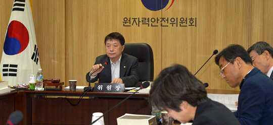 신고리 5·6호기 건설 공사가 3개월 만에 재개된 가운데 27일 서울 종로구 세종대로 원자력안전위원회 회의실에서 열린 제 74차 원자력안전위원회에서 김용환 위원장이 모두발언을 하고 있다.