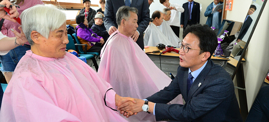 이창우 서울 동작구청장이 26일 사당어르신종합복지관에서 열린 ‘어르신이 행복한 은빛건강 데이’에서 한 할아버지의 손을 잡고 안부를 묻고 있다. 신창섭 기자 bluesky@