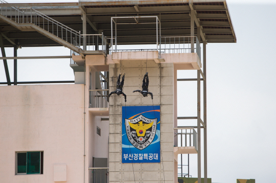 26일 오후 부산 해운대구 반송동 부산경찰특공대 훈련장에서 특공대원들이 테러진압에 대비한 전술훈련을 하고 있다.  부산경찰청 제공