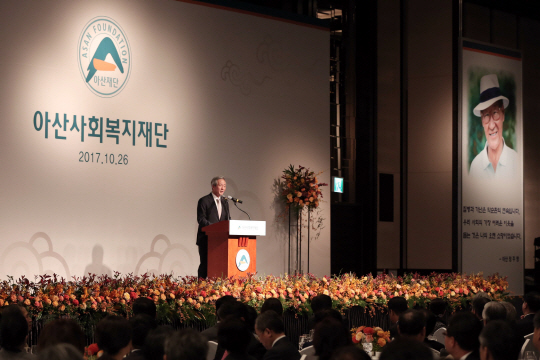 정몽준 아산사회복지재단 이사장이 26일 서울 강남구 삼성동 그랜드인터컨티넨탈호텔에서 열린 아산재단 창립 40주년 기념식에서 인사말을 하고 있다.  아산재단 제공