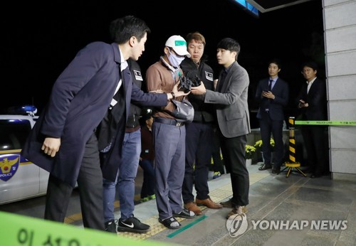 (양평=연합뉴스) 27일 오전 엔씨소프트 윤송이 사장 부친 살해 용의자로 지목된 A(41)씨가 경기도 양평군 양평경찰서로 압송, 취재진의 질문을 받고 있다. 2017.10.27