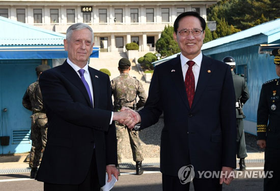 (판문점=연합뉴스)송영무 국방부 장관과 제임스 매티스 미국 국방부 장관이 27일 오후 경기도 파주 비무장지대에 있는 판문점 공동경비구역(JSA)에서 대북 메시지를 발표한 후 악수를 하고 있다. 2017.10.27  [사진공동취재단=연합뉴스]