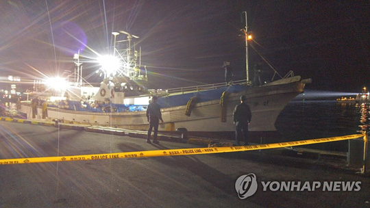 (속초=연합뉴스) 지난 21일 동해 상 북측 수역을 넘어가 북한 당국에 나포됐던 391흥진호가 엿새 만인 27일 오후 10시 16분께 속초항으로 무사히 귀환했다. 사진은 391흥징호가 속초항에 입항한 모습.