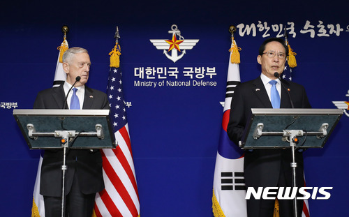 【서울=뉴시스】임태훈 기자 = 송영무 국방부 장관과 제임스 매티스 미 국방장관이 28일 오전 서울 국방부에서 열린 제49차 한미 연례 안보협의회(SCM) 공동 기자회견을 하고 있다.