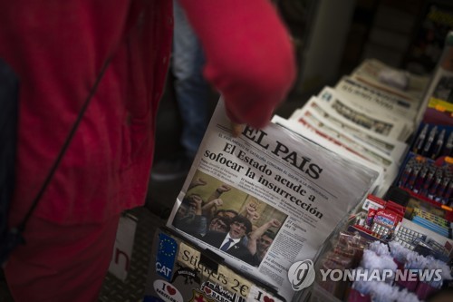 카탈루냐의 독립국가 선포를 머리기사로 실은 스페인 주요 일간 [AP=연합뉴스]