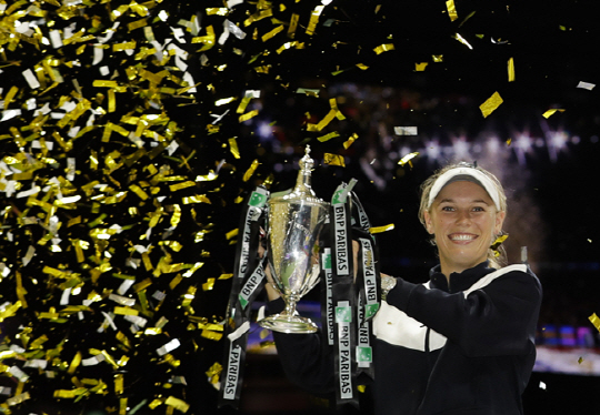 덴마크의 캐럴라인 보즈니아키가 29일(한국시간) 싱가포르에서 끝난 WTA투어 BNP 파리바 파이널 단식 우승컵을 들고 활짝 웃고 있다.   AP연합뉴스